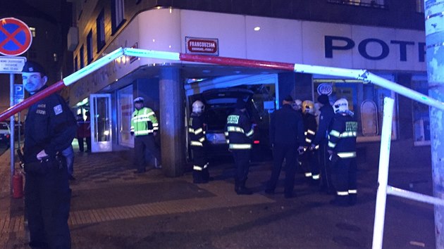 Nehoda na Francouzsk ulici v Praze, po kter skonilo auto v obchod s potravinami.