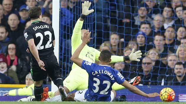 Xherdan Shaqiri ze Stoke otevírá skóre zápasu s Evertonem pesnou stelou za...