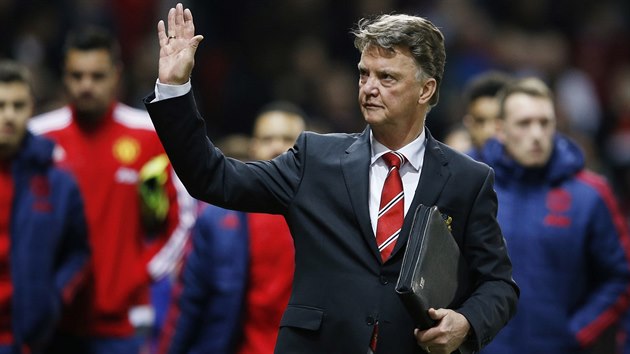 DNES NAPOSLEDY? Trenr Manchesteru United Louis van Gaal pozdravil ped zpasem proti Chelsea fanouky.