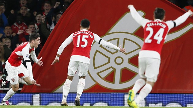 Stoper Arsenalu Gabriel Paulista(vlevo) se raduje z prvnho glu v Premier League, schoval si ho na zpas s Bournemouthem.