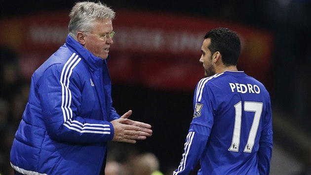 Holandsk kou Chelsea Guus Hiddink pedv pokyny panlskmu zlonkovi Pedrovi bhem zpasu proti Manchesteru United.
