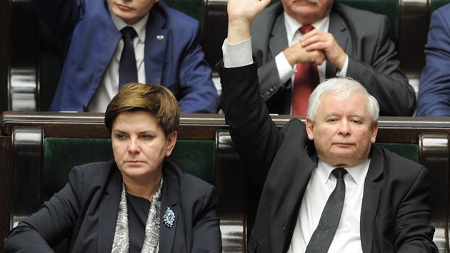 Beata Szydlov a Jaroslaw Kaczynski bhem stedenho hlasovn v parlamentu ohledn schvlen novely stavnho zkona (23. prosince 2015)