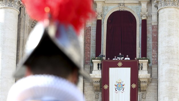 Pape Frantiek pronesl v ptek v poledne z lodie baziliky svatho Petra tradin poselstv Mstu a svtu (25. prosince 2015)