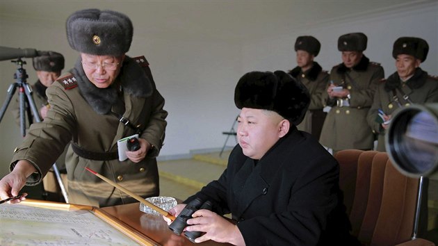 Severokorejsk vdce Kim ong-un sleduje vojensk manvry armdnch jednotek 526 a 671 (24. prosince 2015).