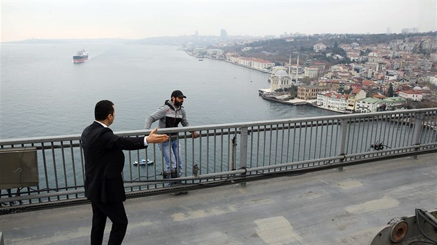 Jeden z erdoganovch osobnch strc se sna mue pesvdit, aby neskkal (25. prosinec 2015)
