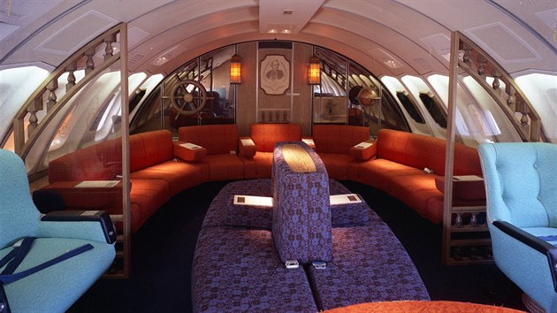 Pkladem dobovho ke byly napklad Quantas Airlines, kde se upravil spoleensk prostor v nmonickm stylu.