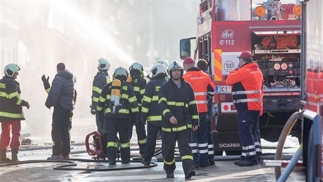 V eskch Budjovicch bojovali hasii na tdr den s tragickm porem rodinnho domu, zemeli pi nm ti lid (24. prosince 2015)