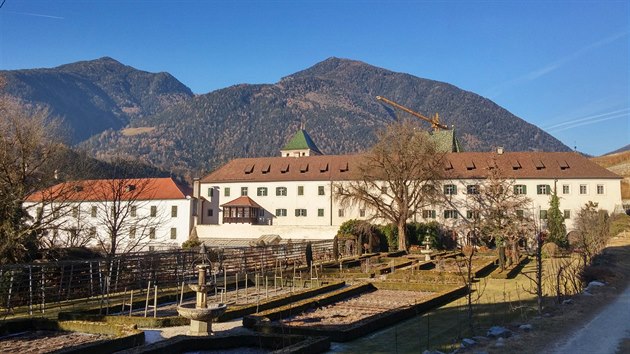 Augustininsk klter Neustift v Jinm Tyrolsku. Pohled na kltern konvent, obytnou budovu, se zahradami. V pozad se zvedaj Alpy