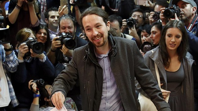 Pedseda hnut Podemos Pablo Iglesias hlasoval v Madridu  (20. prosince 2015).