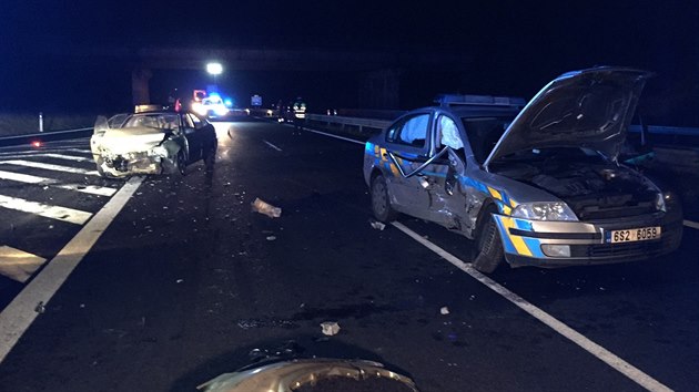 idika narazila do stojcho policejnho vozu (20. prosince 2015).