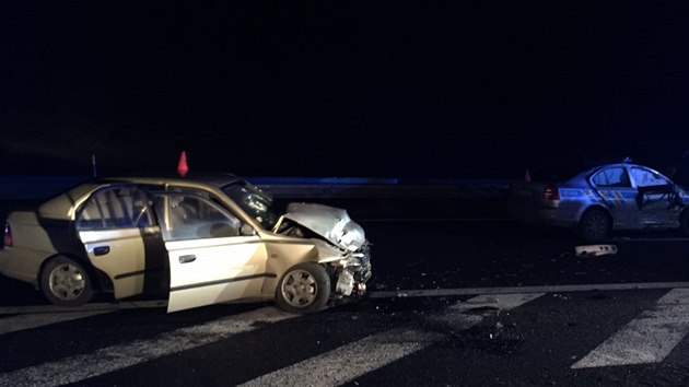 idika narazila do stojcho policejnho vozu (20. prosince 2015).