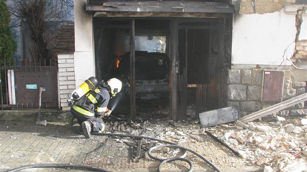 V eskch Budjovicch bojovali hasii na tdr den s tragickm porem rodinnho domu, zemeli pi nm ti lid.