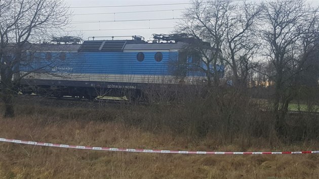 Osobn vlak se u Lys nad Labem srazil s nkladnm autem.