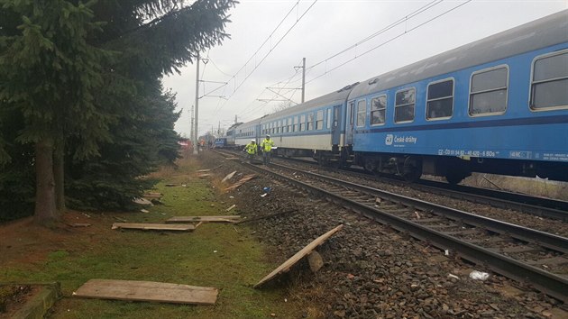 Osobn vlak se u Lys nad Labem srazil s nkladnm autem.