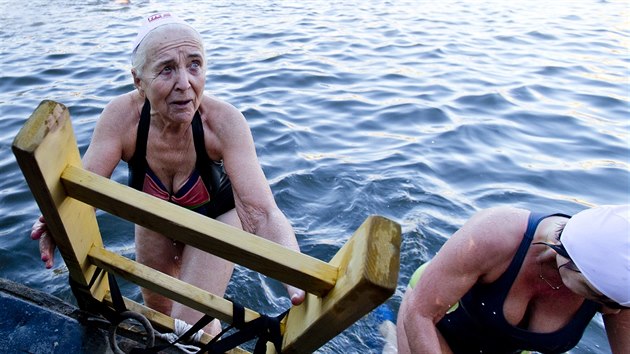 Otuilci v Praze naskkali pi Memorilu Alfrda Nykodma do Vltavy.