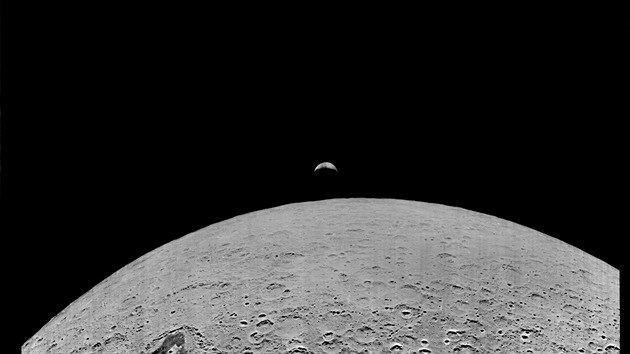 Prvn snmky vychzejc Zem nad povrchem Msce podila 28. srpna 1966 americk sonda Lunar Orbiter 1, kter ltala po obn drze kolem Msce a krom vdeckch men poizovala snmky lunrnho povrchu, pedevm stereosnmky devti vybranch oblast, s nimi se potalo pro pistn posdek programu Apollo (celkem 206 irokohlch a 11 detailnch zbr). Nic vak nemohlo pekonat o dva roky pozdji bezprostedn zitek bhem letu trojice mu z lodi Apollo 8 kolem Msce.