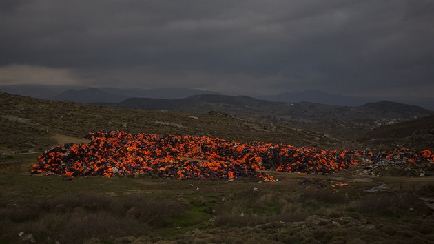 Deky a zchrann vesty, kter za sebou nechali migranti na eckm ostrov Lesbos (prosinec 2015)