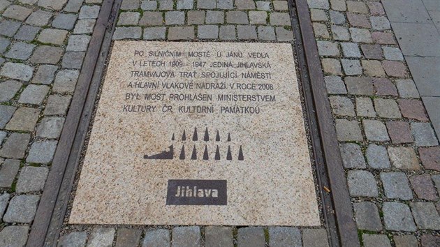 Na tramvajovou dopravu v Jihlav nov upomn i pamtn deska. Vsazena byla mezi koleje na historickm most U Jn.