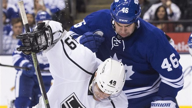 Roman Polk (46) z Toronta v souboji s Michaelem Merschem z Los Angeles.