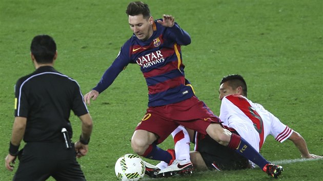 Lionel Messi (uprosted) z Barcelony pad po souboji s Matiasem Kranevitterem z River Plate.