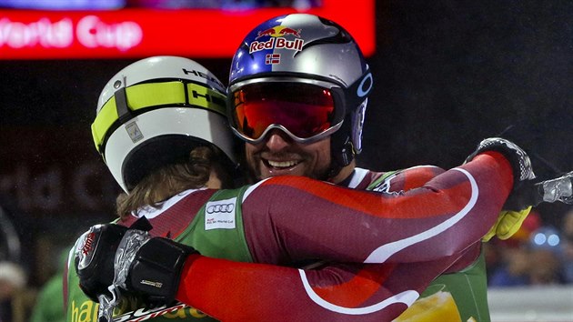 Kjetil Jansrud (vlevo) se radoval z vhry v paralelnm obm slalomu SP v Alta Badii, gratuluje mu druh Aksel Lund Svindal.