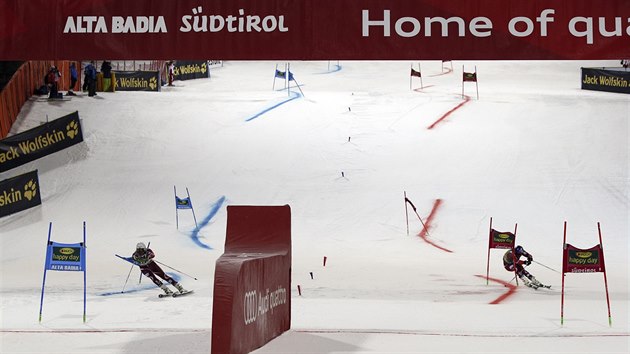 Kjetil Jansrud (vlevo) vtz v paralelnm obm slalomu v Alta Badii, druh dojel 
Aksel Lund Svindal.