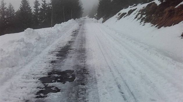 Protaená silnice z Horních Míseek na Zlaté návrí.