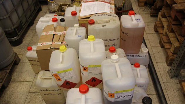 Celnci pi sedmi domovnch prohldkch zajistili 610 litr 86% etanolu, 950 litr destilt rzn lihovitosti a devt tisc litr ovocnho kvasu.