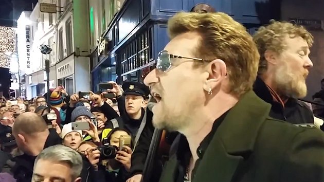 Bono z U2 s dalmi hvzdami zazpval na ulici v Dublinu.