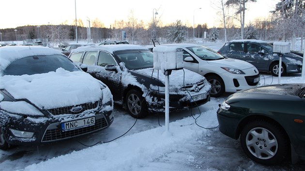 Vechna auta maj pedehvae a u vech parkovacch stn jsou zsuvky. Sta tak v phodn okamik zapnout vyhvn pes SMS, po internetu nebo osobn a auto se vyheje.