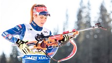 MAXIMÁLNÍ SOUSTŘEDĚNÍ. Gabriela Soukalová na střelnici při hromadném závodě v... MAXIMÁLNÍ SOUSTŘEDĚNÍ. Gabriela Soukalová na střelnici při hromadném závodě v...