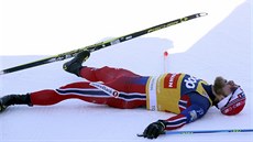 VYČERPANÝ VÍTĚZ. Martin Johnsrud Sundby vyhrál závod na 15 kilometrů klasicky v... VYČERPANÝ VÍTĚZ. Martin Johnsrud Sundby vyhrál závod na 15 kilometrů klasicky v...