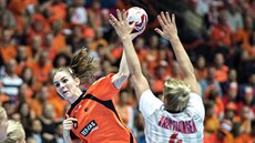 Nizozemská házenkáka Laura Van Der Heijden stílí ve finále mistrovství svta...