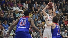 Jiří Welsch z Nymburka se chystá ke střele. Brání ho Nando De Colo, přihlíží... Jiří Welsch z Nymburka se chystá ke střele. Brání ho Nando De Colo, přihlíží...