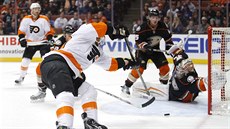 Jakub Voráek z Philadelphie dává gól, branká John Gibson z Anaheimu u se...