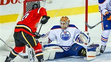 Branká Cam Talbot z Edmontonu anci Jiího Hudlera z Calgary znekodnil.