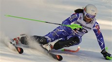 Slovenská lyaka Petra Vlhová pi slalomu v Lienzu.