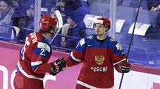Rutí hokejisté Alexander Drgachjov a Artur Lauta slaví vyrovnaní na 1:1 v...