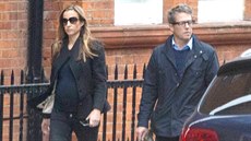 Hugh Grant se svou thotnou partnerkou Annou Elisabet Ebersteinovou v lét 2015