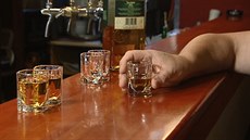 Na začátku pokusu vypil figurant čtyři panáky kvalitní, čtyřicetiprocentní... Na začátku pokusu vypil figurant čtyři panáky kvalitní, čtyřicetiprocentní...