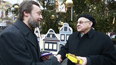 Kardinál Miloslav Vlk a eský muslim Vladimír Sáka u vánoního stromu na...