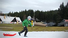 Na sjezdovkách šumavského Zadova jsou jen ostrůvky technického sněhu. Podobné... Na sjezdovkách šumavského Zadova jsou jen ostrůvky technického sněhu. Podobné...