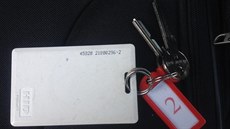 Policisté hledají majitele magnetické karty pravděpodobně od hotelového pokoje,... Policisté hledají majitele magnetické karty pravděpodobně od hotelového pokoje,...