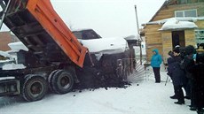 Jelena Salnikovová (v modré bundě) dostala ve čtvrtek náklaďák plný uhlí. Jelena Salnikovová (v modré bundě) dostala ve čtvrtek náklaďák plný uhlí.