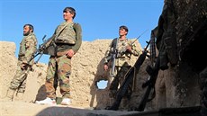 Afghántí vojáci v provincii Hílmand bojují s Talibanem (20. prosince 2015)