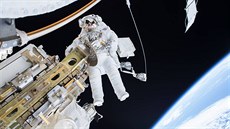 Astronauti Scott Kelly a Tim Kopra (na snímku) 21. prosince na ti hodiny...