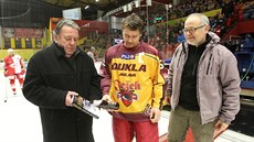 Kmotrem druhého vydání životopisu Jana Suchého (vlevo), na kterém se autorsky... Kmotrem druhého vydání životopisu Jana Suchého (vlevo), na kterém se autorsky...