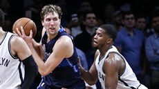 ESTÉ MÍSTO V TABULKÁCH. Basketbalista Dirk Nowitzki z Dallasu má na kont 28...