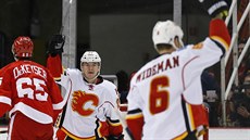 Jií Hudler z Calgary se raduje z gólu, který vstelil jeho spoluhrá Dennis...