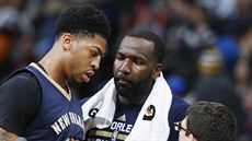 Anthony Davis z New Orleans Pelicans (vlevo) podal navzdory zdravotním... Anthony Davis z New Orleans Pelicans (vlevo) podal navzdory zdravotním...